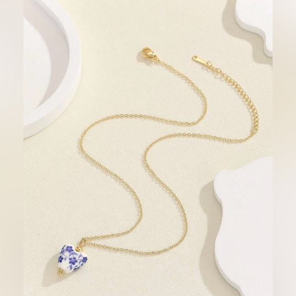 Blue willow flower porcelain heart pendant stainless steel necklace. - Picture 3 of 4